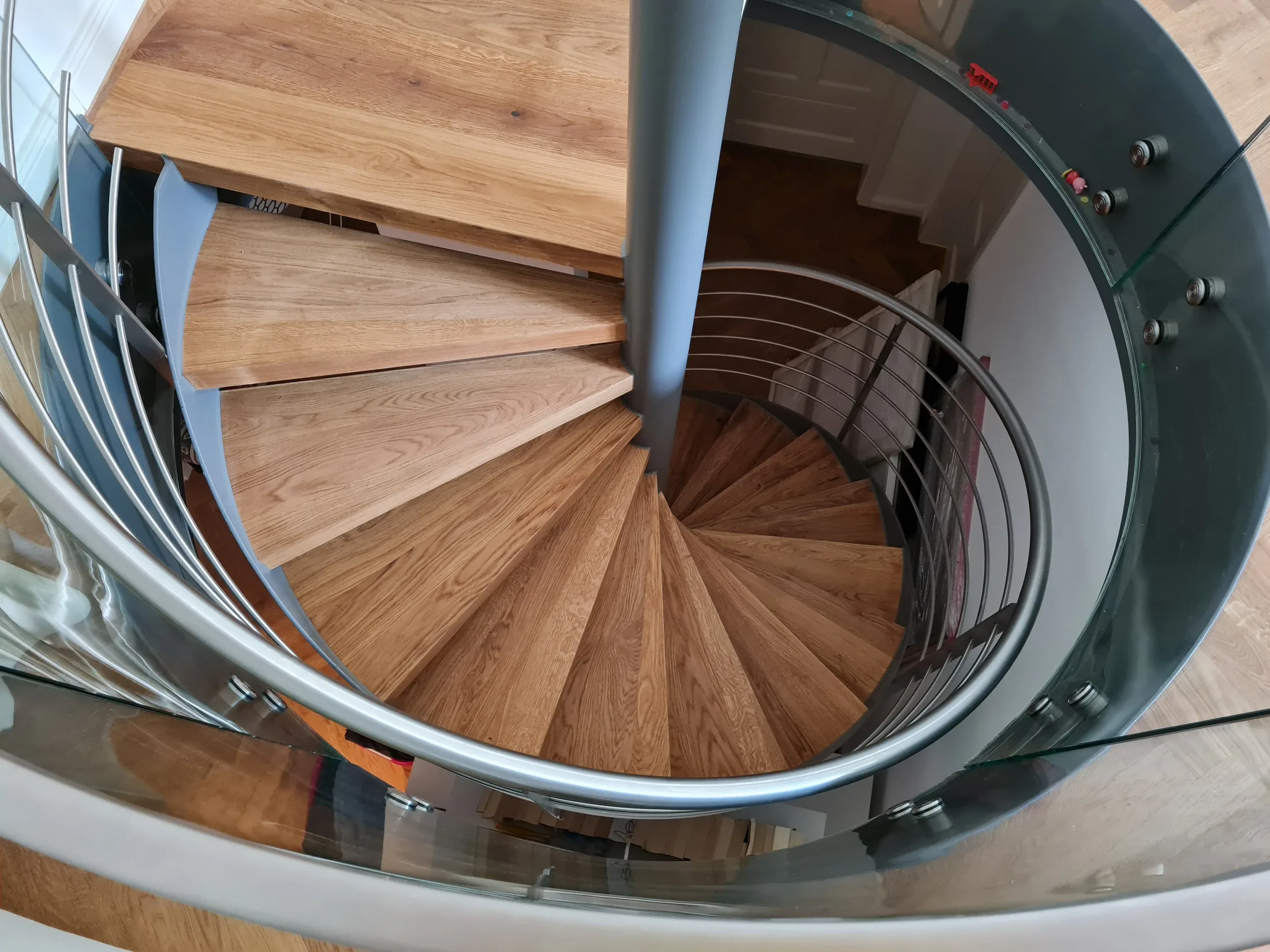 Spindeltreppe exklusiv Glas Geländer gebogen Eiche Stufen Bild 3