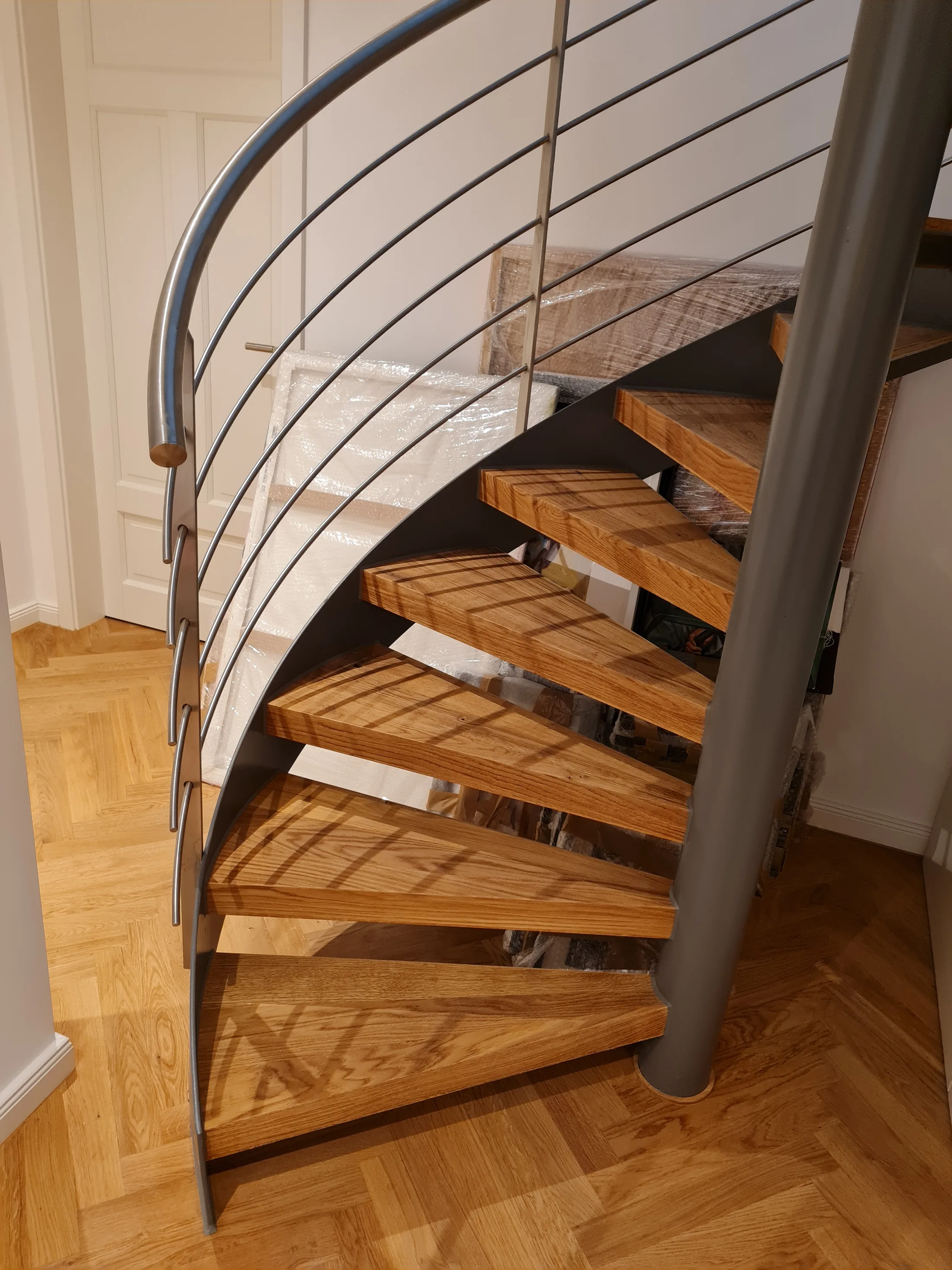 Spindeltreppe exklusiv Glas Geländer gebogen Eiche Stufen Bild 4