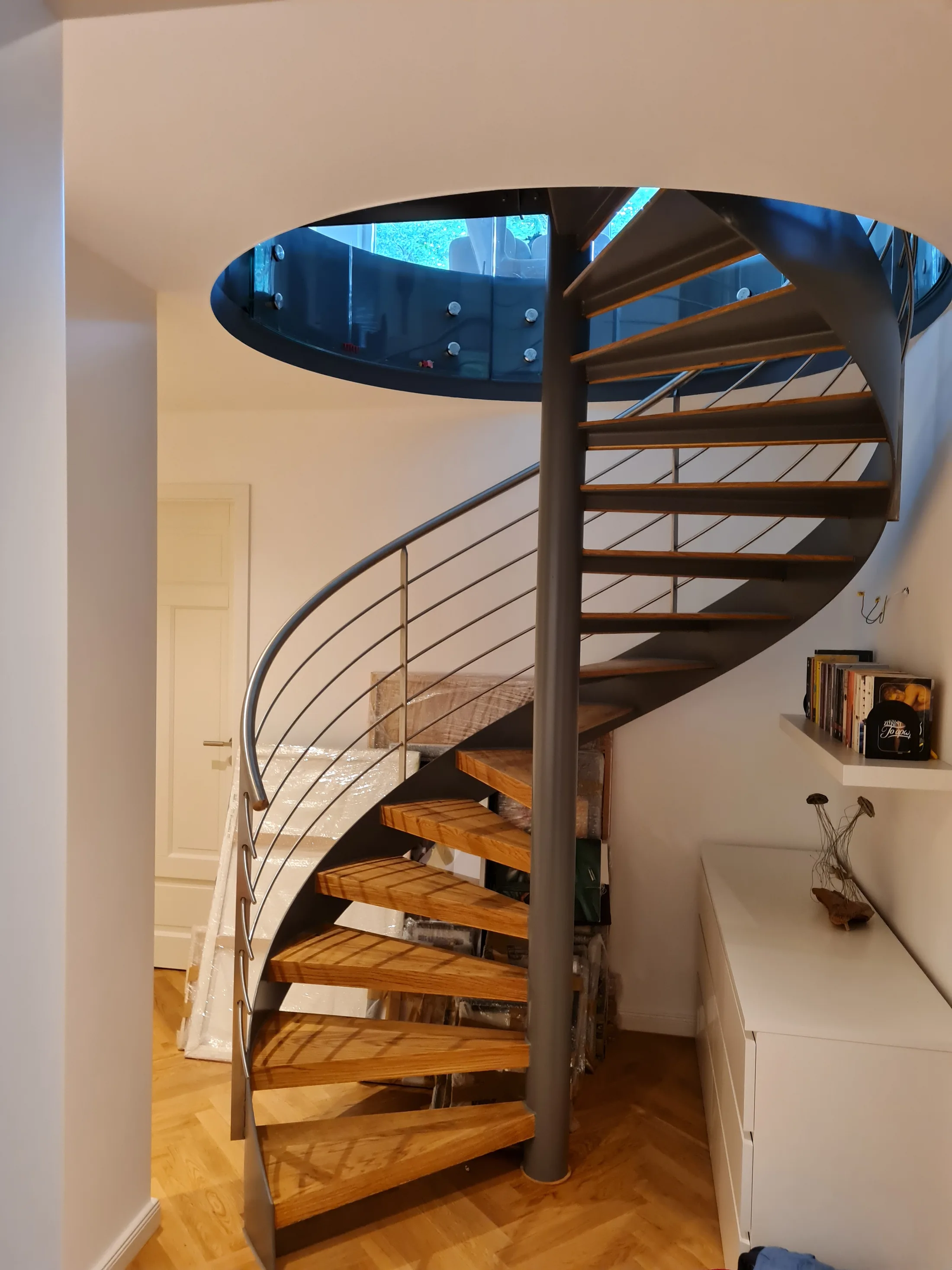 Spindeltreppe exklusiv Glas Geländer gebogen Eiche Stufen – Treppen Referenz