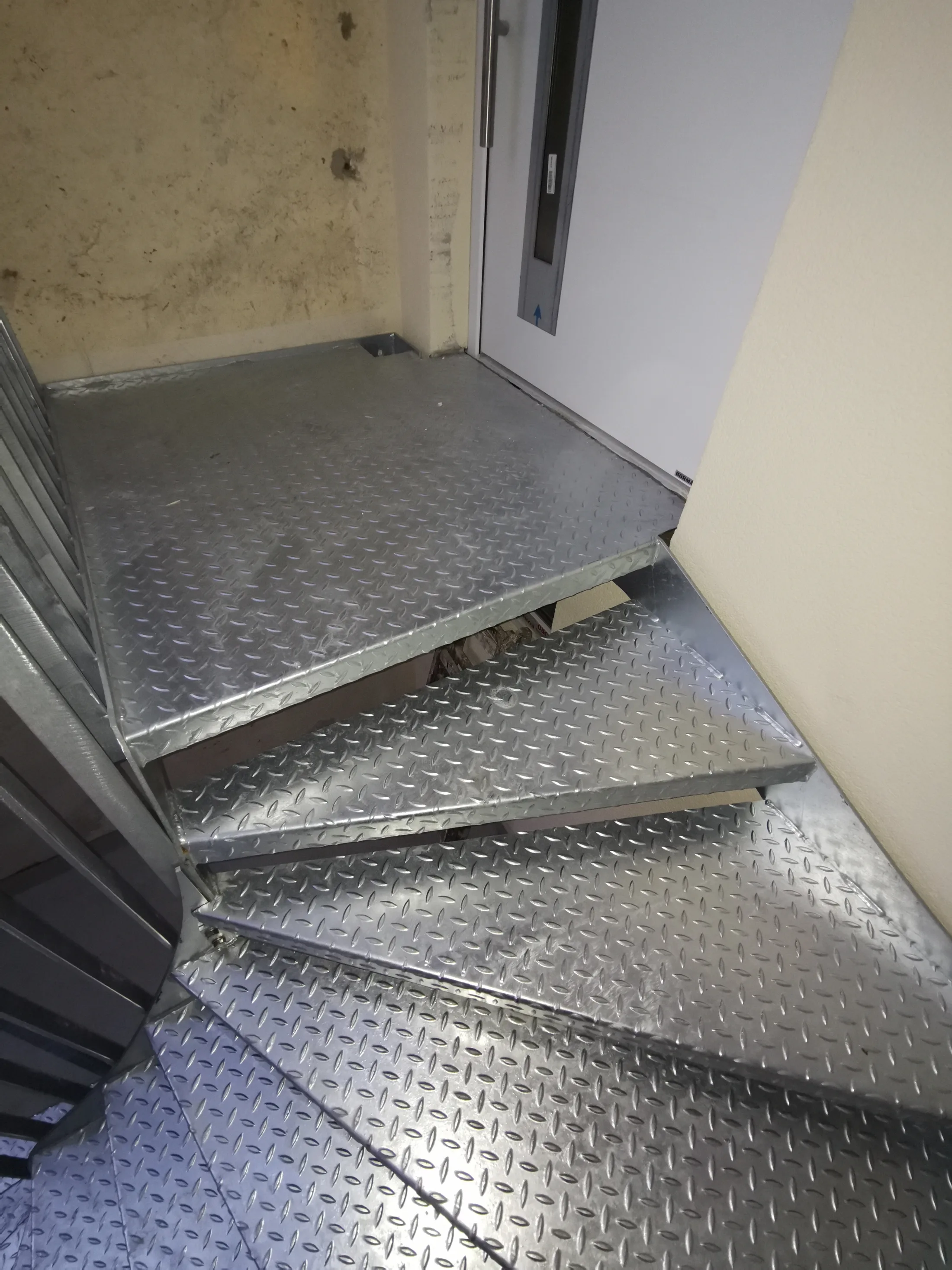 Stahl Treppe Feuerverzinkt Stufen aus Riffelblech gebogen in Bestand eingeplant Bild 2