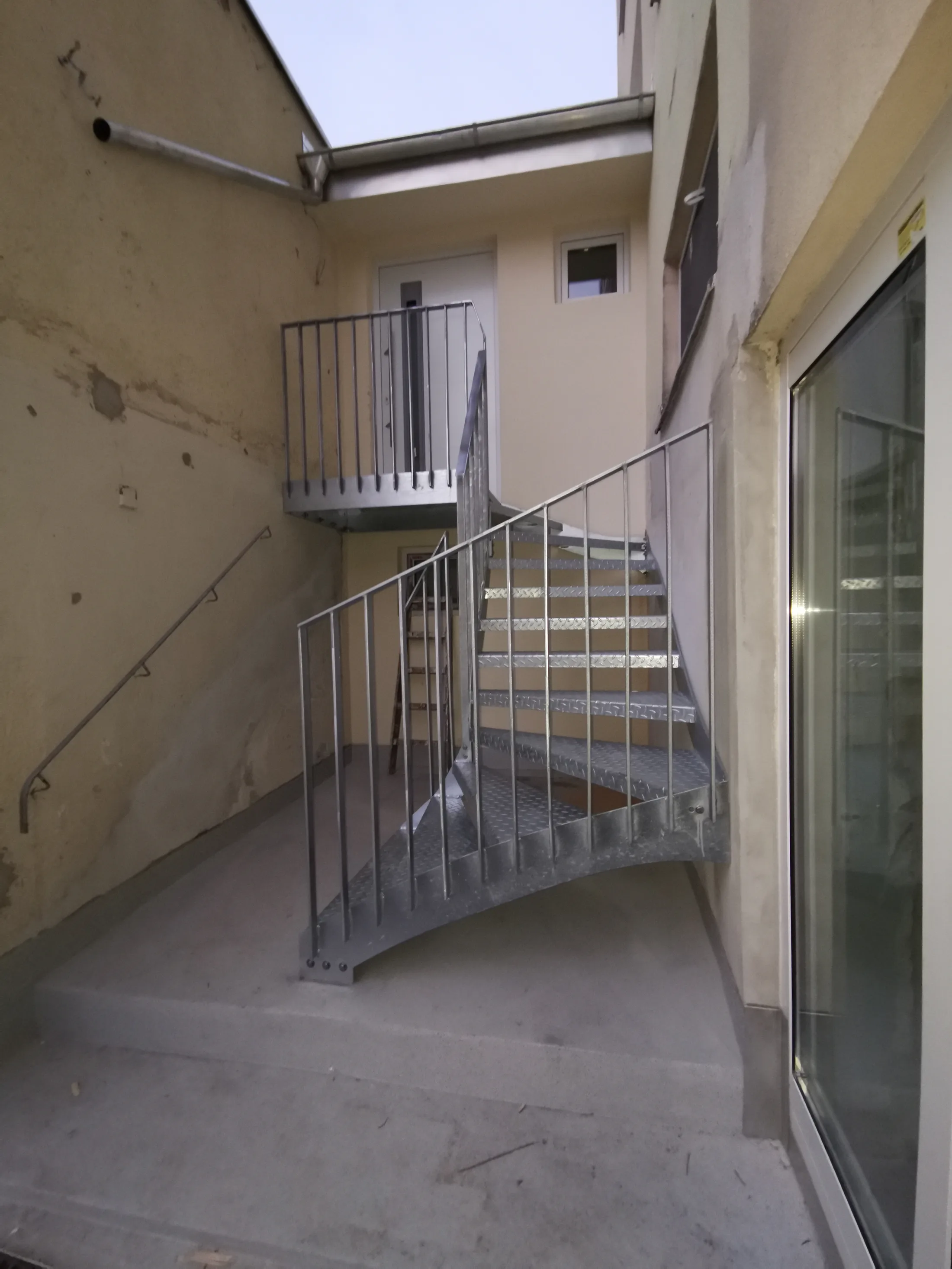 Stahl Treppe Feuerverzinkt Stufen aus Riffelblech gebogen in Bestand eingeplant Bild 3