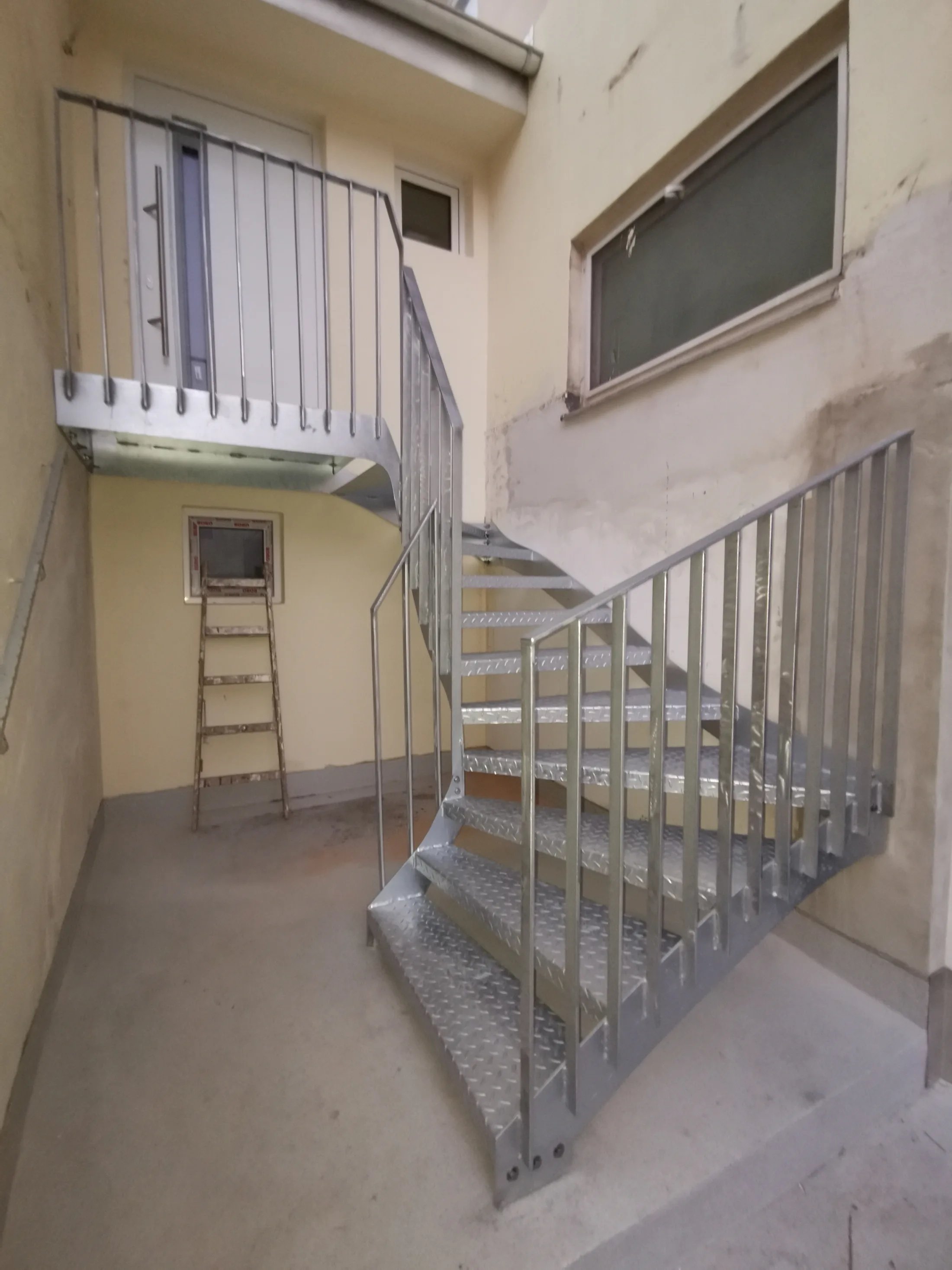 Stahl Treppe Feuerverzinkt Stufen aus Riffelblech gebogen in Bestand eingeplant – Treppen Referenz