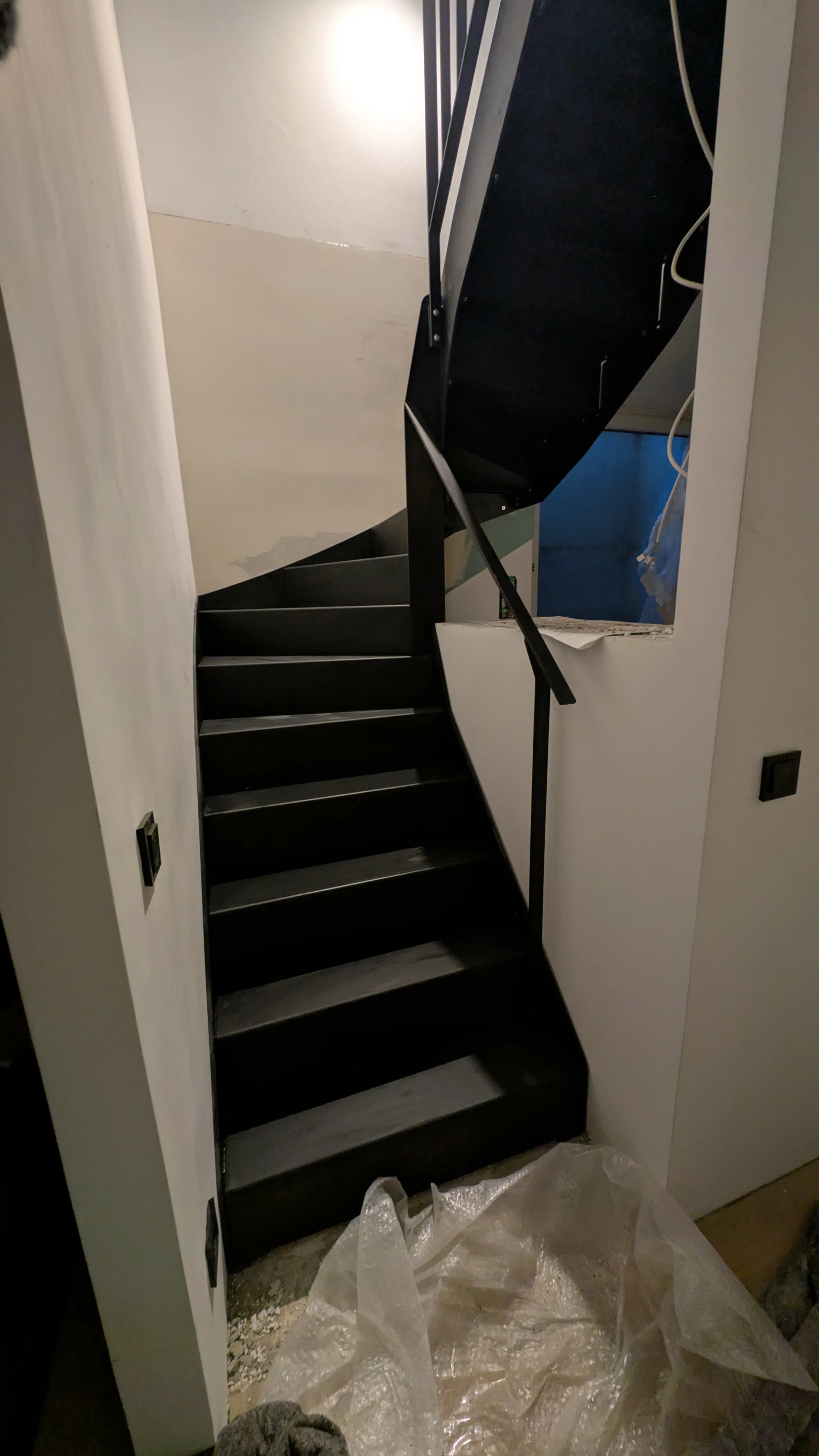 Treppen einbau Stahl Wangentreppe pulverbeschichtet Stufen aus Blech gebogen Bild 2