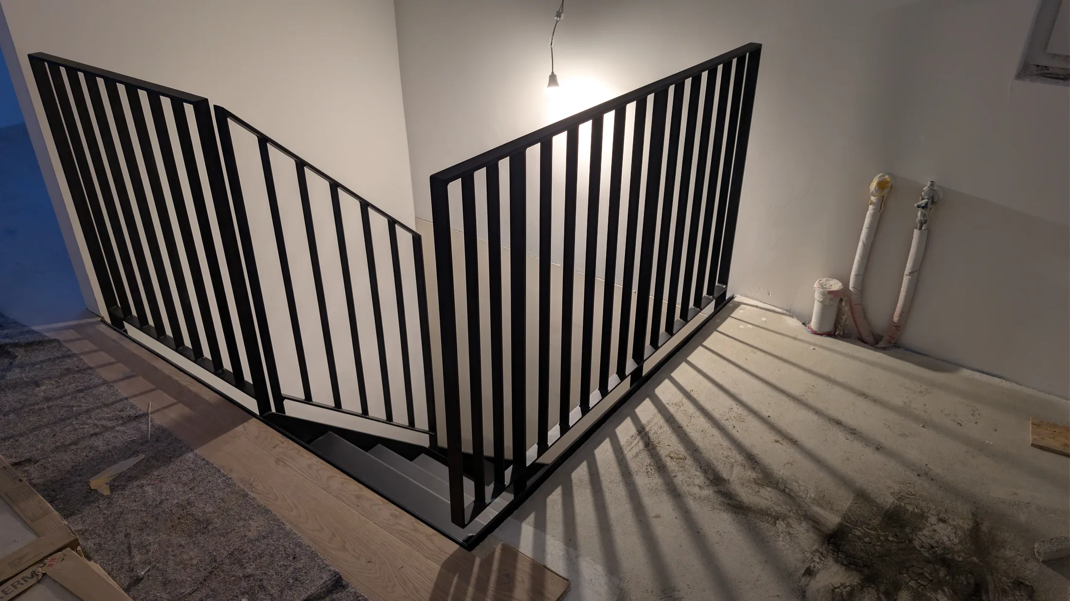 Treppen einbau Stahl Wangentreppe pulverbeschichtet Stufen aus Blech gebogen Bild 3