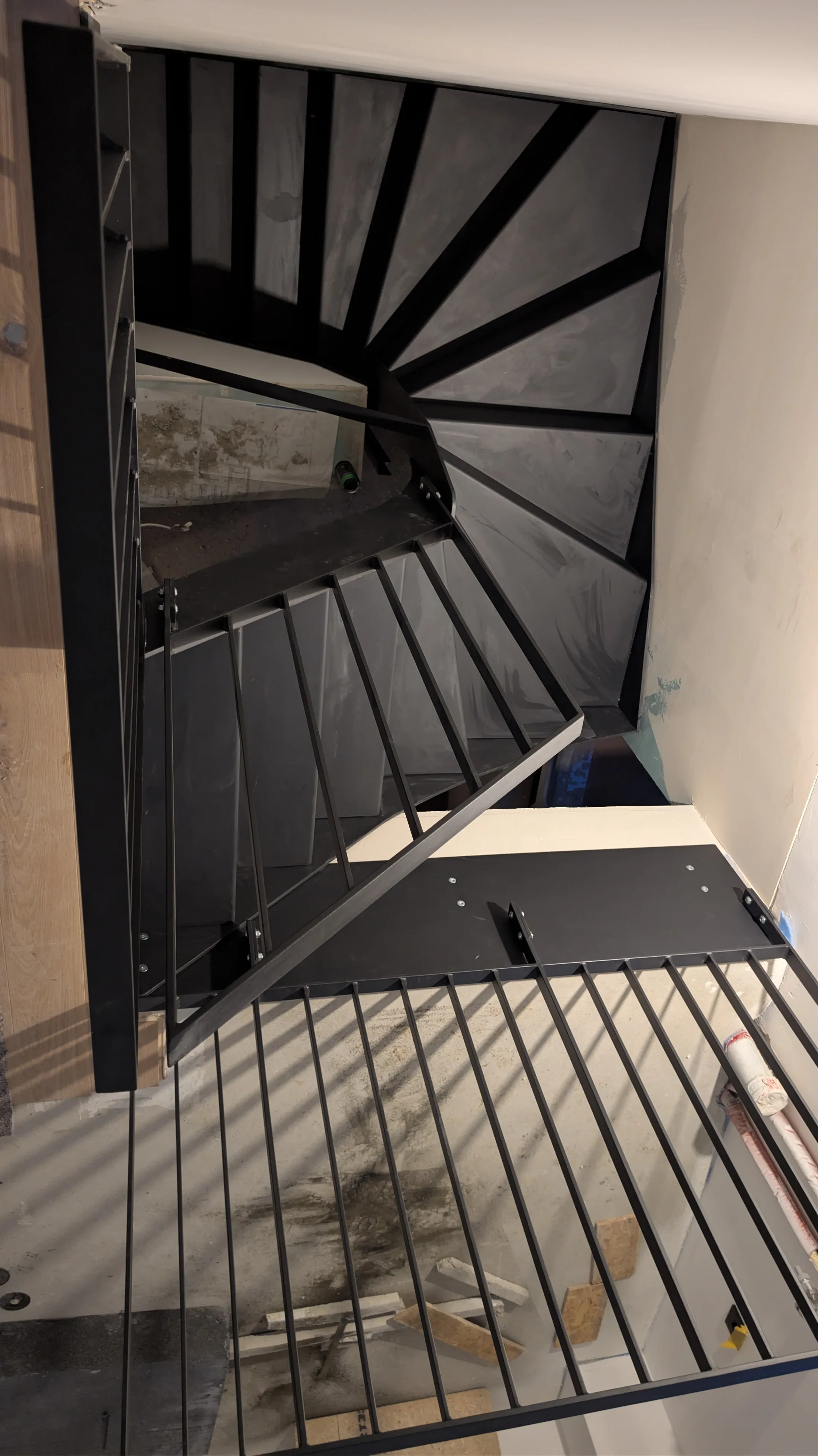 Treppen einbau Stahl Wangentreppe pulverbeschichtet Stufen aus Blech gebogen Bild 4