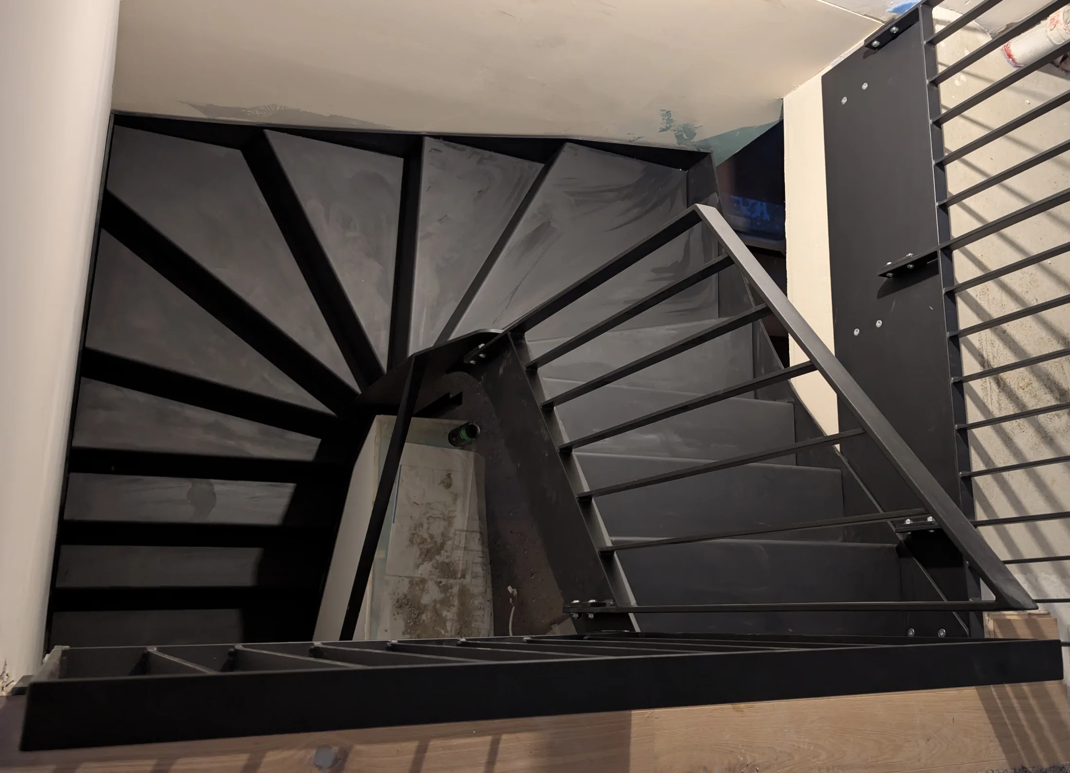 Treppen einbau Stahl Wangentreppe pulverbeschichtet Stufen aus Blech gebogen – Treppen Referenz