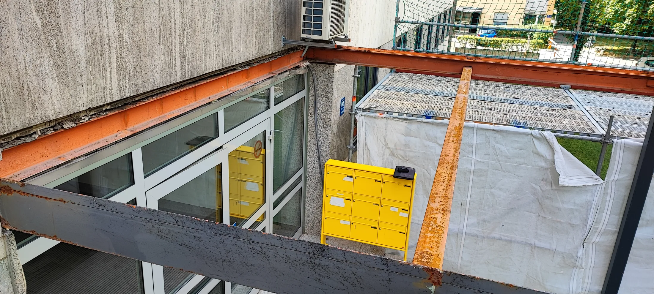 Eingangsüberdachung Edelstahl abgehängtes Glas für Bürogebäude Bild 2