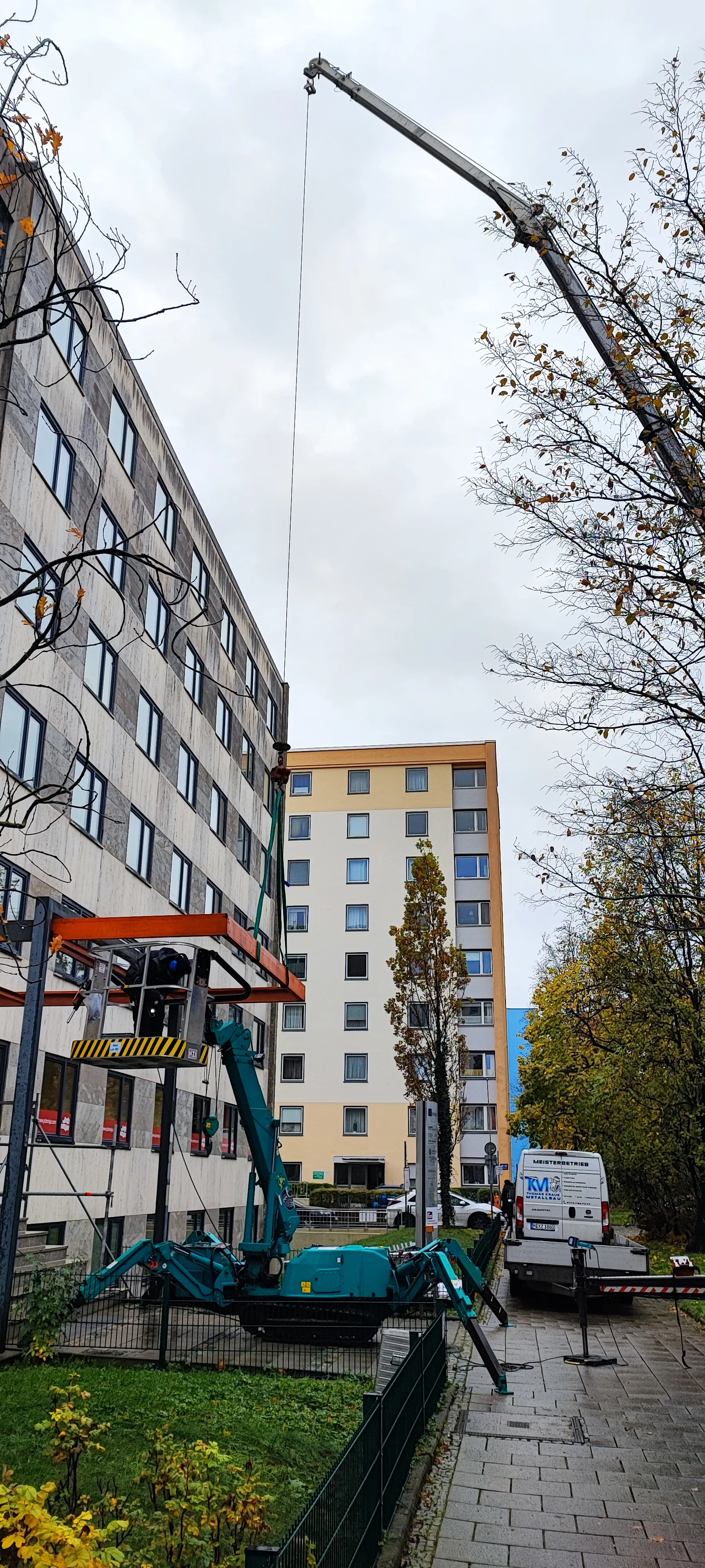 Eingangsüberdachung Edelstahl abgehängtes Glas für Bürogebäude Bild 5