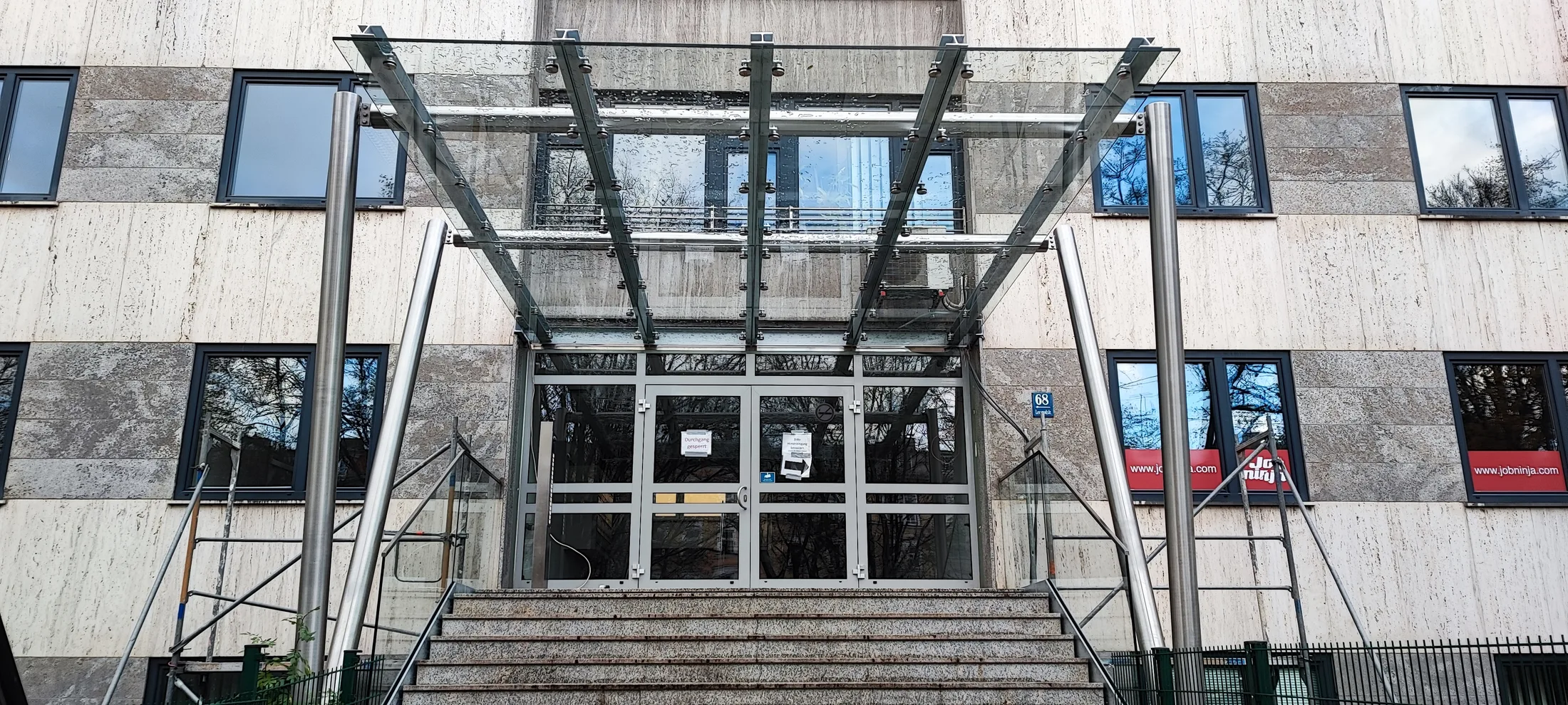 Eingangsüberdachung Edelstahl abgehängtes Glas für Bürogebäude Bild 6