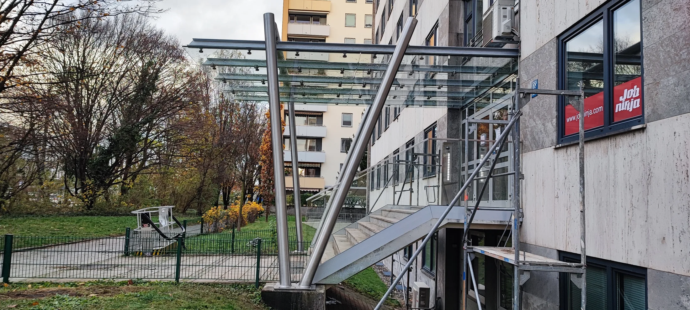 Eingangsüberdachung Edelstahl abgehängtes Glas für Bürogebäude Bild 7