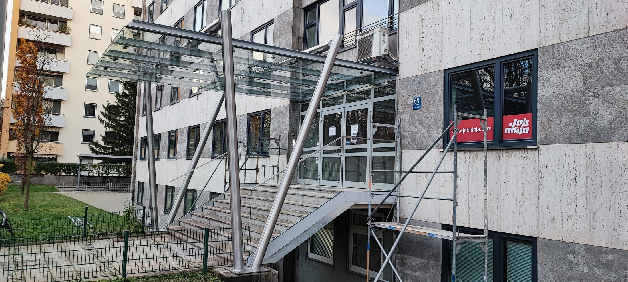 Eingangsüberdachung Edelstahl abgehängtes Glas für Bürogebäude Bild 8