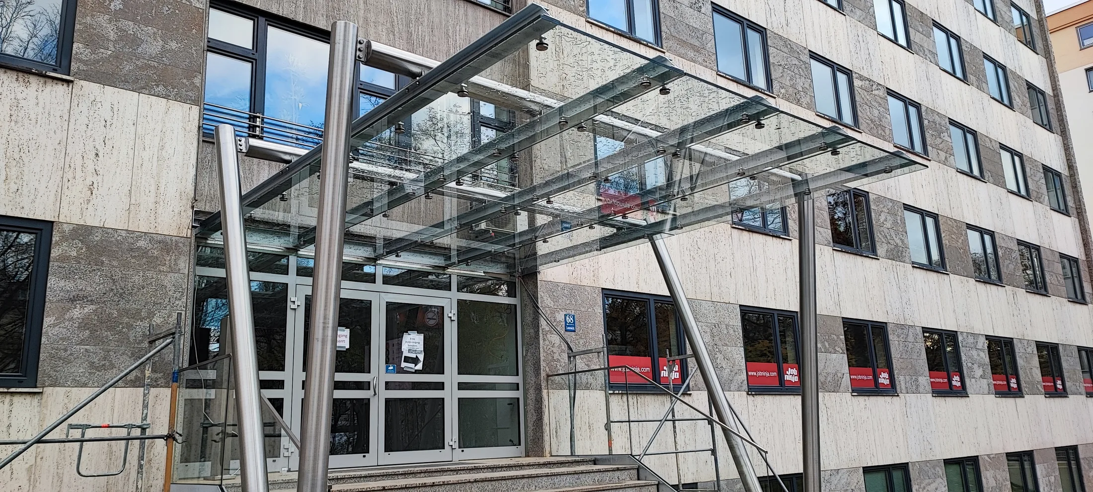 Eingangsüberdachung Edelstahl abgehängtes Glas für Bürogebäude – Überdachungen Referenz