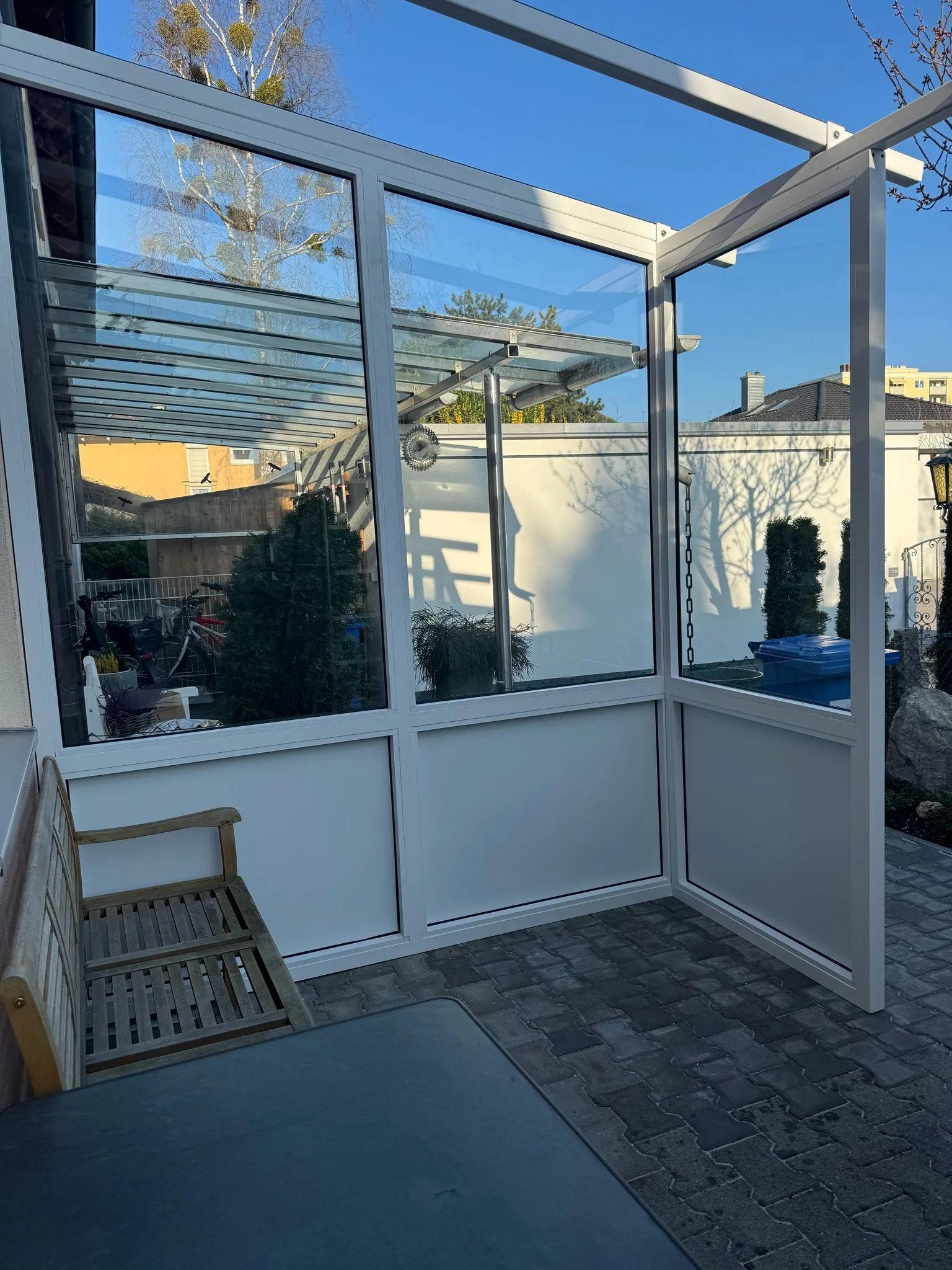 Wintergarten-Einhausung aus Stahl und Glas, pulverbeschichtet – Überdachungen Referenz