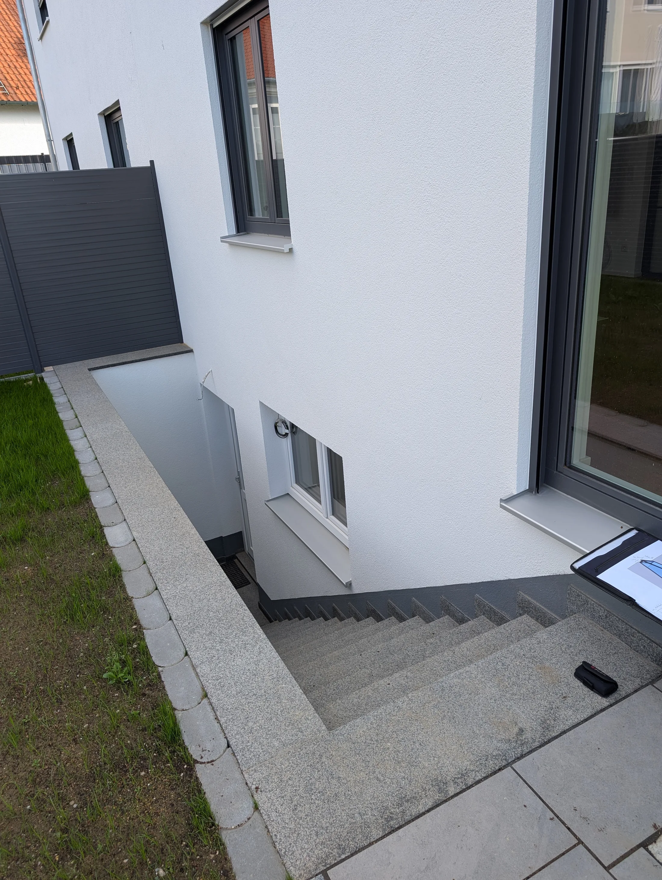 Stahl-Glas-Einhausung für Kellerabgang mit integrierter Tür Bild 2