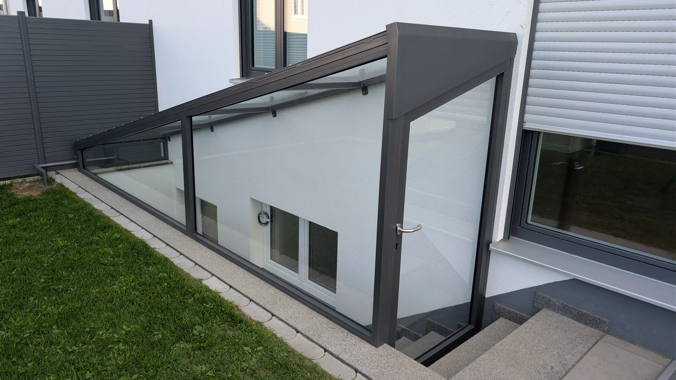 Stahl-Glas-Einhausung für Kellerabgang mit integrierter Tür Bild 3