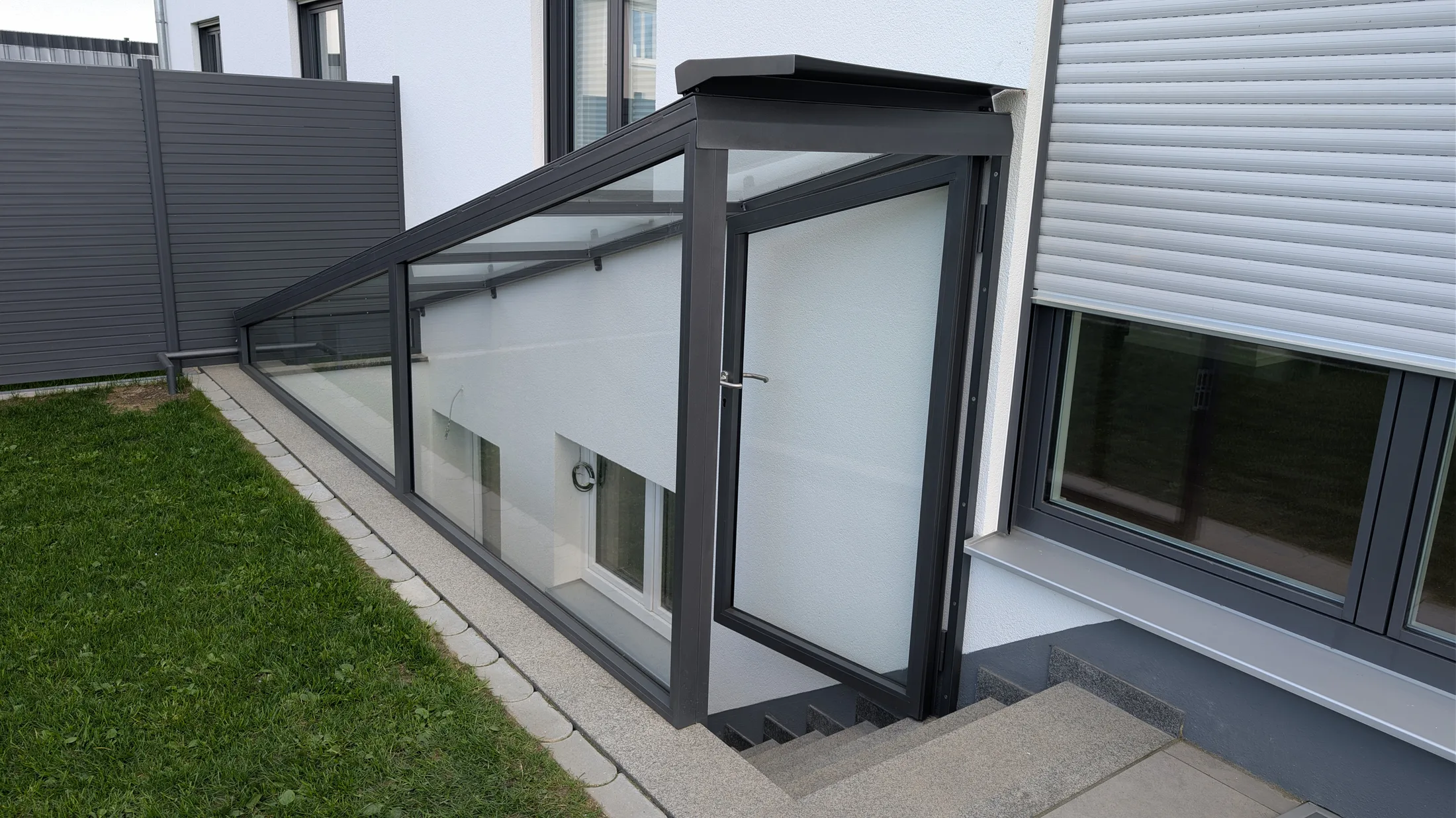 Stahl-Glas-Einhausung für Kellerabgang mit integrierter Tür Bild 4