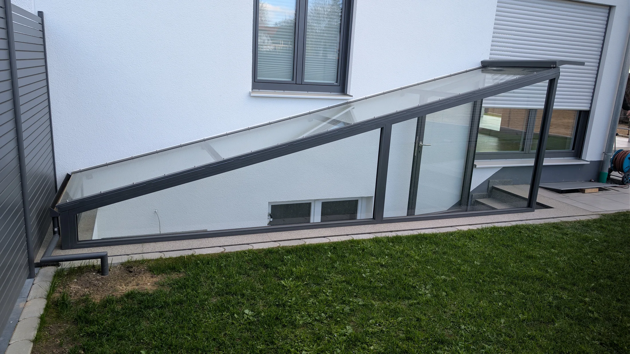 Stahl-Glas-Einhausung für Kellerabgang mit integrierter Tür Bild 5