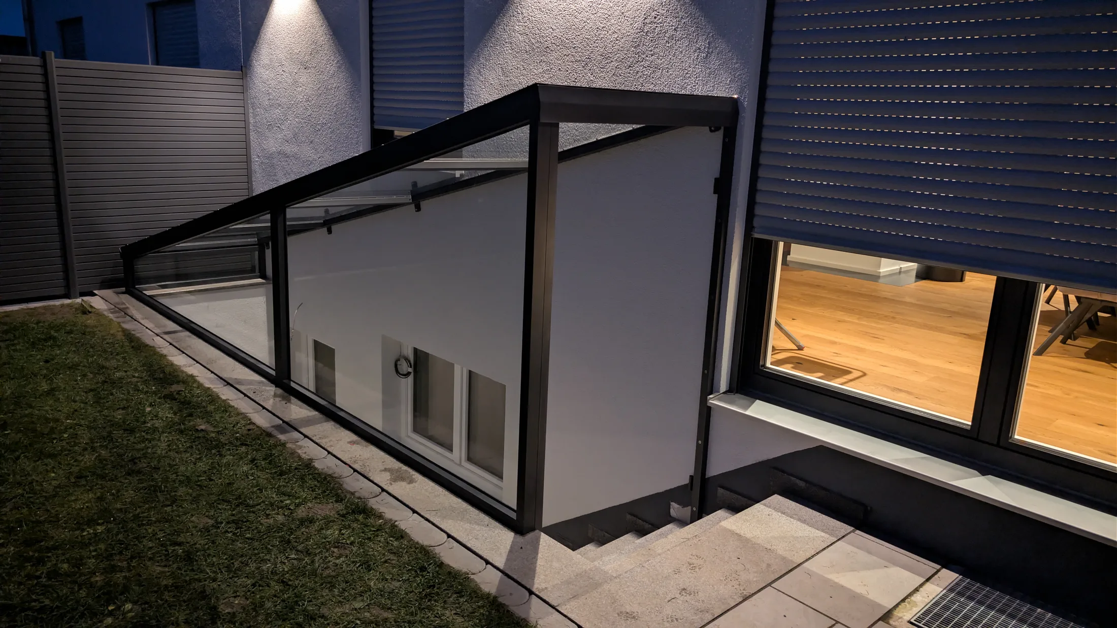 Stahl-Glas-Einhausung für Kellerabgang mit integrierter Tür – Überdachungen Referenz