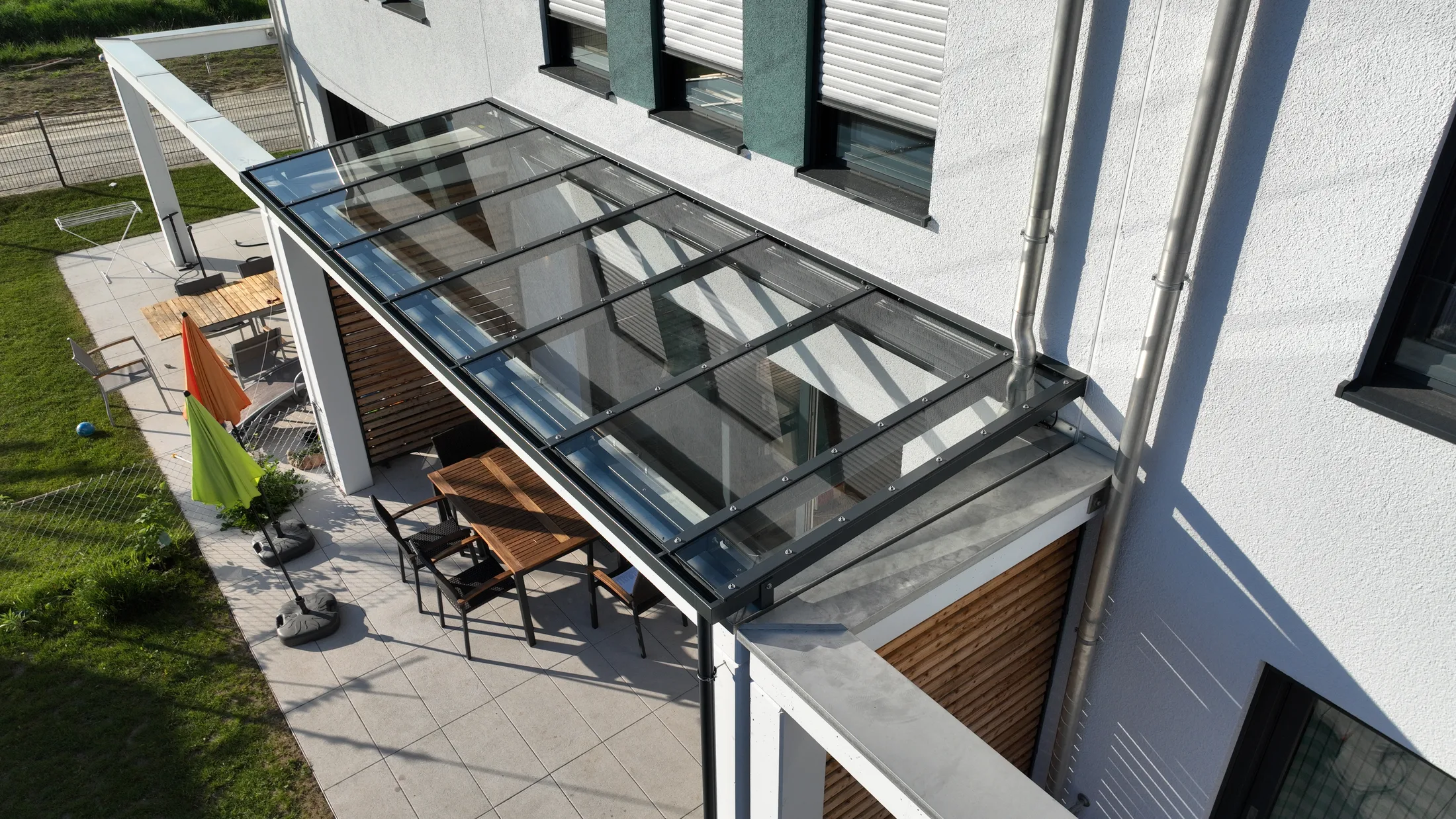 Überdachung Glas Pulverbeschichtet mit elektrischer Markise Bild 2