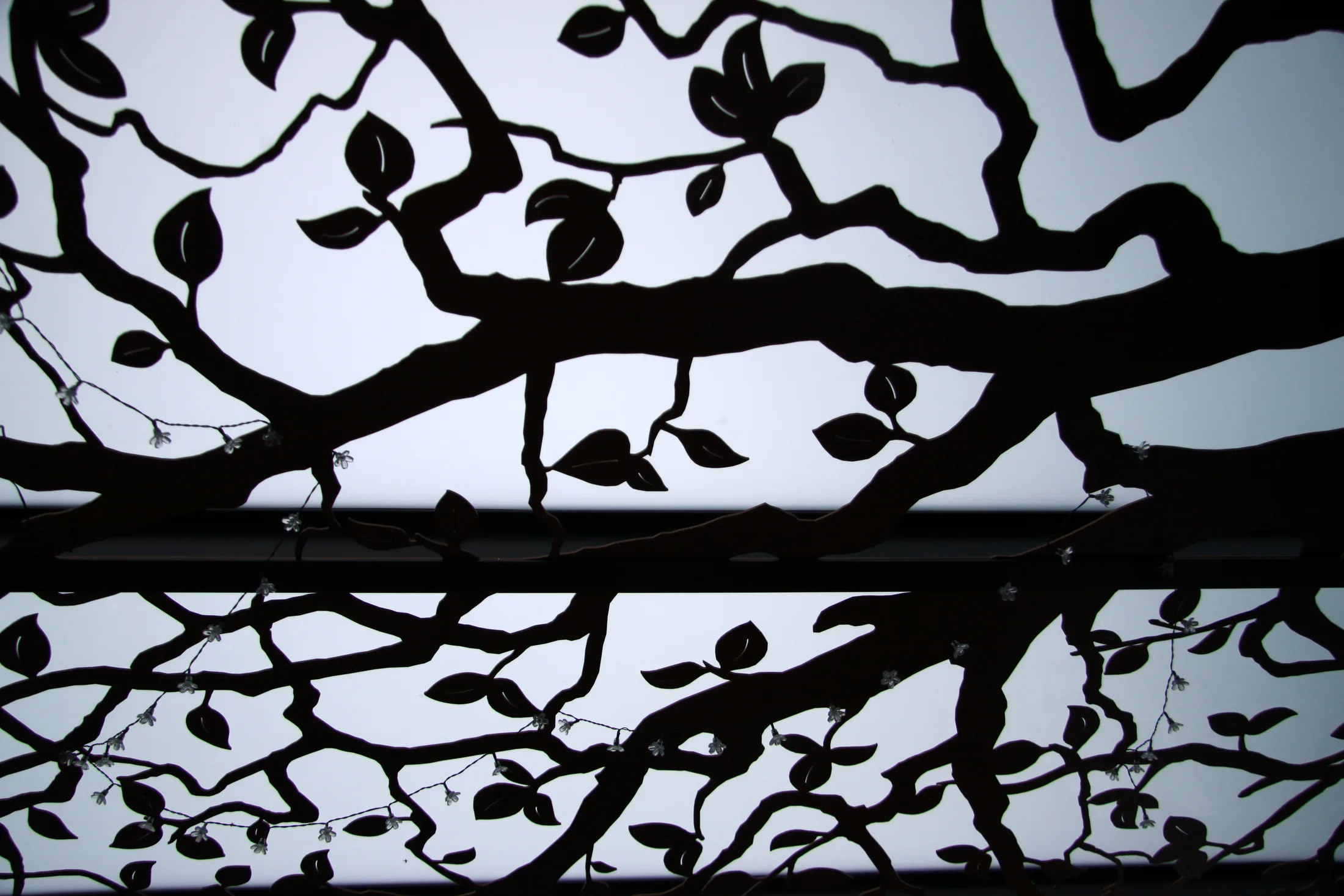 Überdachung MilchGlas Pulverbeschichtet Stahlträger Schattenspender gelaserte Platte eigenes Design Baum mit Blätter Bild 3